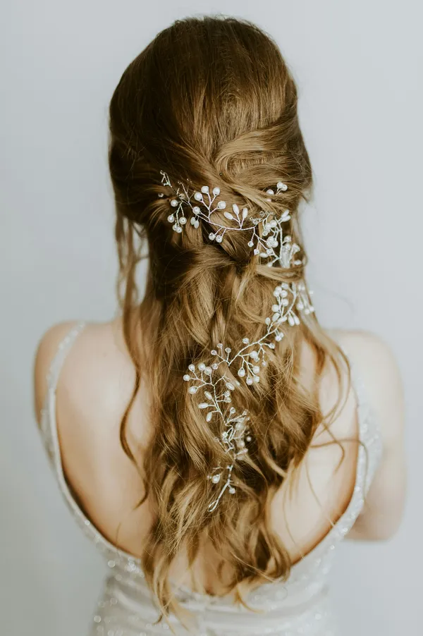 Coiffure d'événement vue de dos, demi-attache tressée et bijou de cheveux